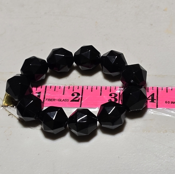 Beautiful Vintage Stretch Black Plastic Facited Bead Bracelet 14 - Picture 2 of 2